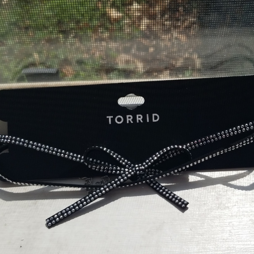 Torrid bow studded chocker